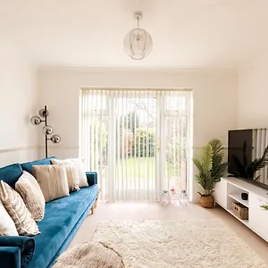 Surrey - 2 Bedroom House, Rh1, Contractors Welcome, Sleeps 5 Max, 2 Parking Spaces, Near Town Centre, Train Station And Gatwick Airport Redhill (Surrey)